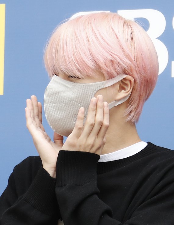 그룹 엔시티 드림(NCT DREAM) 제노가 30일 오후 서울 양천구 SBS목동에서 진행된 라디오 '최화정의 파워타임' 출연을 위해 방송국으로 들어서며 봄을 닮은 꽃받침 포즈를 취하고 있다. © News1 권현진 기자