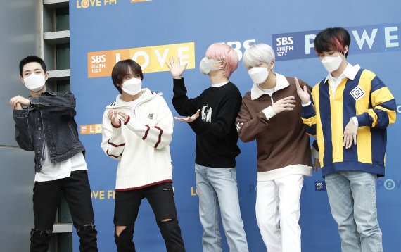 그룹 엔시티 드림(NCT DREAM) 런쥔(왼쪽부터), 해찬, 제노, 지성, 천러가 30일 오후 서울 양천구 SBS목동에서 진행된 라디오 '최화정의 파워타임' 출연을 위해 방송국으로 들어서며 신곡 '버퍼링' 포인트 안무를 선보이고 있다. © News1 권현진 기자