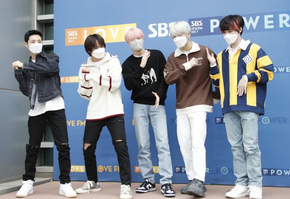 그룹 엔시티 드림(NCT DREAM) 런쥔(왼쪽부터), 해찬, 제노, 지성, 천러가 30일 오후 서울 양천구 SBS목동에서 진행된 라디오 '최화정의 파워타임' 출연을 위해 방송국으로 들어서며 신곡 '버퍼링' 포인트 안무를 선보이고 있다. © News1 권현진 기자