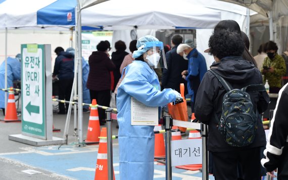 3월 31일 오전 대구 수성구 보건소 선별진료소에서 시민들이 PCR 검사를 받기 위해 순서를 기다리고 있다. 뉴시스 제공