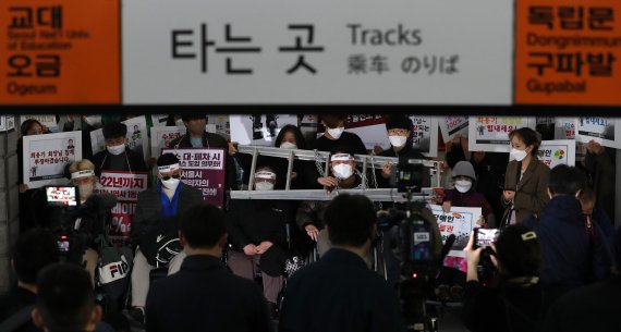 최용기 한국장애인자립생활센터협의회(한자협) 회장이 지난달 31일 오전 서울 종로구 지하철3호선 경복궁역 승강장에서 열린 장애인권리예산 인수위 답변 촉구를 위한 2차 전국장애인차별철폐연대 삭발 투쟁 결의식에 참석해 삭발을 앞두고 발언을 하고 있다. /사진=뉴시스