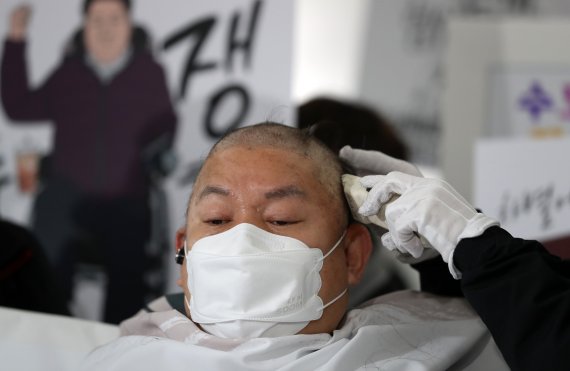 최용기 한국장애인자립생활센터협의회(한자협) 회장이 지난달 31일 오전 서울 종로구 지하철3호선 경복궁역 승강장에서 열린 장애인권리예산 인수위 답변 촉구를 위한 2차 전국장애인차별철폐연대 삭발 투쟁 결의식에 참석해 삭발을 하고 있다. /사진=뉴시스