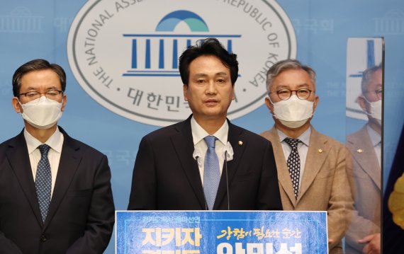 [서울=뉴시스] 최진석 기자 = 안민석(가운데) 더불어민주당 의원이 31일 오후 서울 여의도 국회 소통관에서 기자회견을 열고 6·1 지방선거 경기도지사 출마를 선언하고 있다. (공동취재사진) 2022.03.31. photo@newsis.com <저작권자ⓒ 공감언론 뉴시스통신사. 무단전재-재배포 금지.> /사진=뉴시스화상