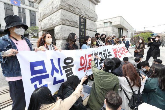 헌재, '비의료인 문신 시술 처벌' 합헌...타투이스트 "시대착오적 판단"