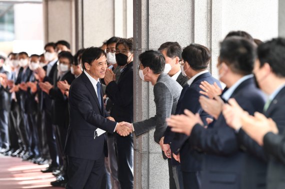 이주열 한국은행 총재가 31일 이임식을 마치고 서울 중구 한국은행에서 마지막 퇴근길에 직원들의 배웅을 받고 있다.사진=박범준 기자