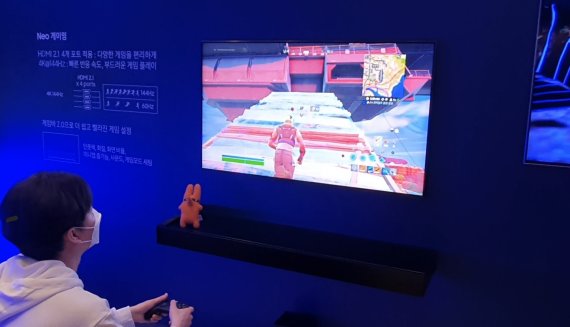 서울 서초동 삼성 딜라이트에서 삼성전자 직원이 네오(Neo) QLED 8K TV로 게임을 하고 있다. 뉴스1
