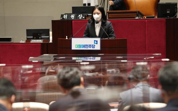 연설 마친 박지현 비대위원장에 민주당 의원 마스크를..