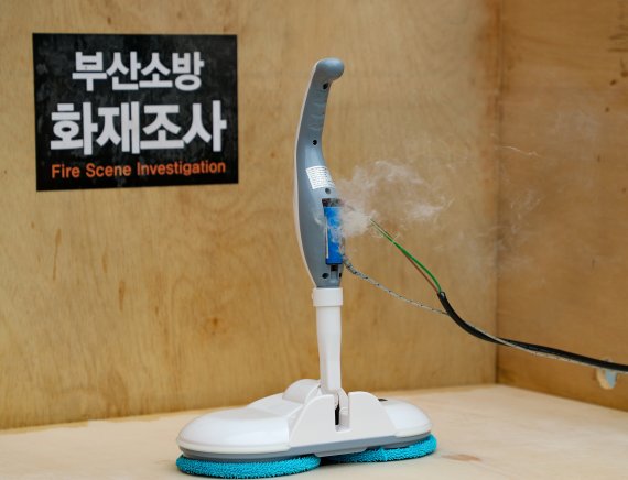 31일 오후 부산 연제구 부산소방재난본부에서 실시한 콘센트 화재 시험에서 사용된 가전제품에서 과부화로 연기가 피어나고 있다. 2022.3.31/뉴스1 © News1 김영훈 기자