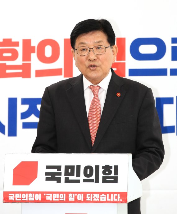 [제주=뉴시스] 우장호 기자 = 31일 제주도선거관리위원회에 제주도지사 예비후보 등록을 마친 허향진 전 국민의힘 제주도당위원장. 2022.03.28. woo1223@newsis.com