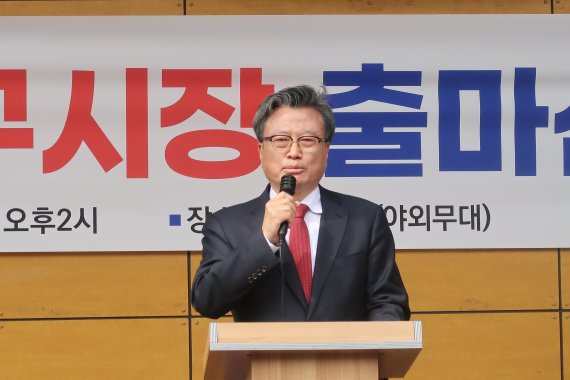 김형기 경북대 명예교수가 31일 대구 중구 서문시장에서 기자회견을 열고 6월1일 지방선거 대구시장 출마를 선언하고 있다. (독자 제공) 2022.3.31© 뉴스1