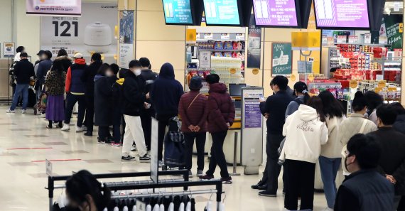 최근 재출시한 포켓몬빵이 큰 인기를 끌며 품귀현상을 겪고 있는 23일 서울에 위치한 한 마트에서 시민들이 오픈시간 전부터 포켓몬빵을 구매하기 위해 긴 줄을 서고 있다. 2022.3.23/뉴스1 © News1 장수영 기자