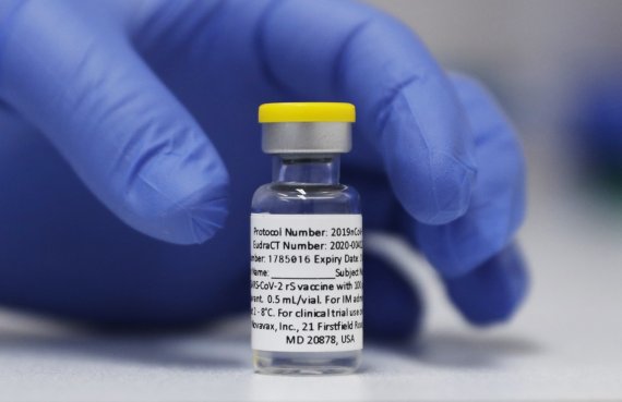 지난 2020년 10월 7일 영국 런던에서 쵤영된 노바백스의 3차 임상시험용 코로나19 백신.AP뉴시스