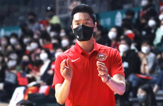 31일 오후 경기 고양시 일산서구 고양체육관에서 열린 '2021-22 KGC인삼공사 정관장 프로농구' 고양 오리온과 서울 SK의 경기에서 SK 전희철 감독이 선수들을 격려하고 있다. 2022.3.31/뉴스1 © News1 김명섭 기자