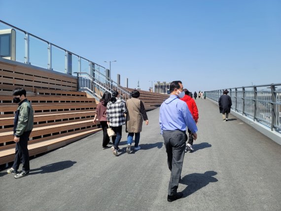 29일 오후 1시쯤 금강보행교 풍경. 점심식사를 마친 세종시청 직원들의 모습을 쉽게 볼 수 있다. ©뉴스1 장동열 기자