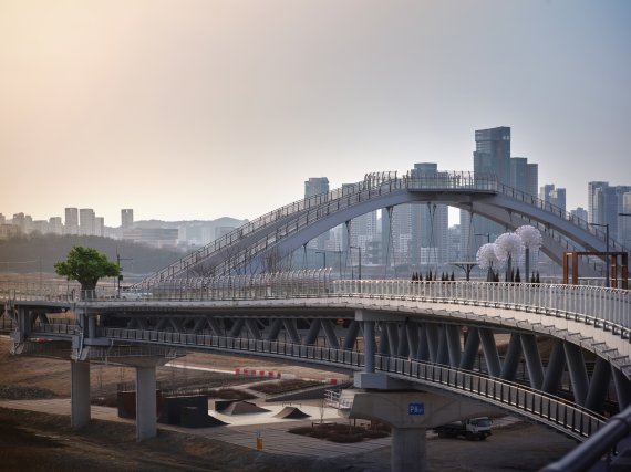 지난 24일 오후 개통한 세종 금강보행교. (세종시 제공) © 뉴스1