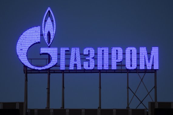 러시아 상트페테르스부르크의 한 건물에 3월 31일(현지시간) 러시아 국영 석유업체 가즈프롬 간판이 서 있다. 로이터뉴스1