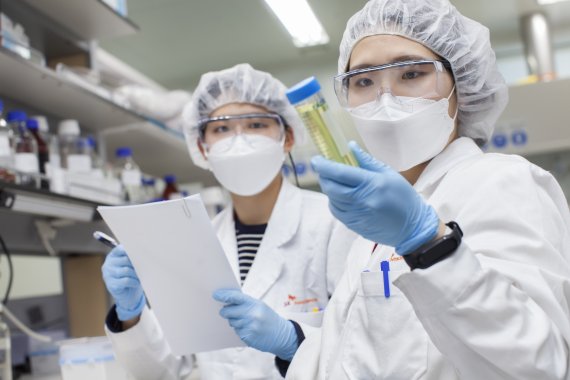 13일 경북 안동에 위치한 SK바이오사이언스의 연구시설 L하우스에서 연구진들이 백신을 개발하고 있다. SK바이오사이언스 제공.