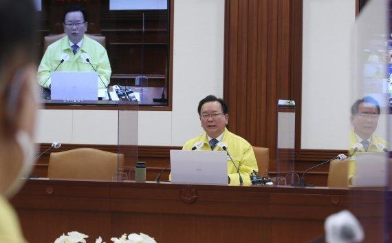 [서울=뉴시스] 김명원 기자 = 김부겸 국무총리가 1일 오전 서울 종로구 정부서울청사에서 열린 코로나19 중앙재난안전대책본부(중대본) 회의를 주재하며 4일부터 2주간 '모임 10명·영업시간 자정' 거리두기 완화를 발언하고 있다. 2022.04.01. kmx1105@newsis.com