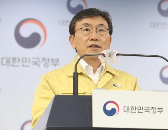 1일 서울 적선동 정부서울청사에서 권덕철 보건복지부 장관이 백신접종 입국자에 대한 격리면제와 국제선 항공편 증설까지 추진 등을 밝히며 브리핑을 진행하고 있다. 뉴시스 제공