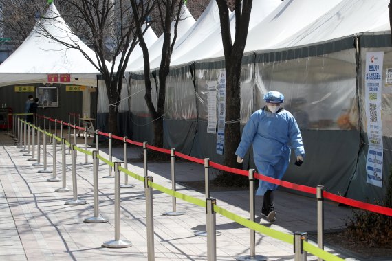 지난 1일 오후 서울 중구 서울광장 임시선별검사소가 한산한 모습을 보이고 있다. 뉴시스 제공.