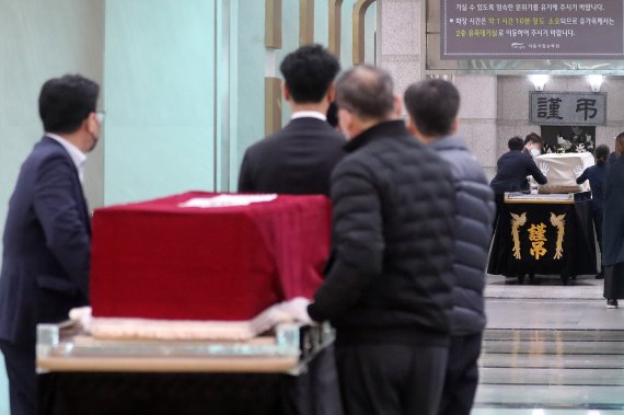 [고양=뉴시스] 백동현 기자 = 지난달 15일 오전 경기 고양시 서울시립승화원에서 유족들이 앞 순서 유족의 화장을 지켜보고 있다. 2022.03.15. livertrent@newsis.com