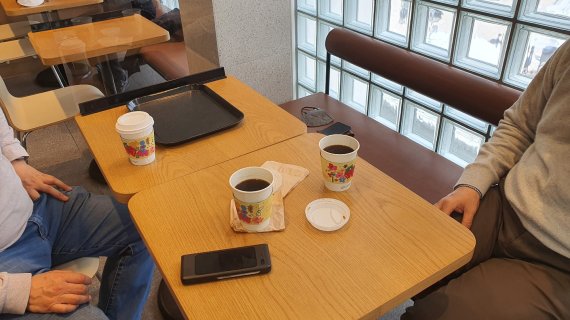 매장 내 일회용 컵 사용이 금지된 4월 1일 낮 12시께 서울 종로구 한 카페 매장에서 고객들이 일회용 컵을 사용하고 있다. 이들은 "금방 나갈 거라 일회용 컵에 받았다"고 설명했다. /사진=노유정 기자