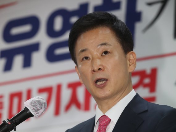 박근혜 전 대통령의 측근인 유영하 변호사가 1일 오전 대구 수성구 범어동 국민의힘 대구시당에서 기자회견을 열고 6·1지방선거에 대구시장 출마를 선언하고 있다.사진=뉴스1