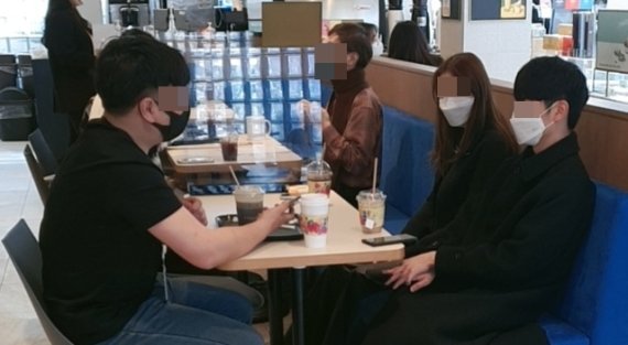 4월 1일 오전 9시 서울시 종로구 카페에서 시민들이 일회용 플라스틱 컵을 사용하고 있다. /사진=노유정 기자