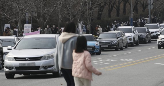 8일 오후 울산 남구 문수축구경기장에 마련된 신종 코로나바이러스(코로나19) 임시 선별검사소에서 시민들이 검사를 받기 위해 줄지어 서 있다. 2022.3.8/뉴스1 © News1 윤일지 기자