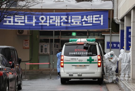 서울 은평구 서울시립서북병원 코로나19 외래진료센터에서 의료진들이 환자들을 이송하고 있다.<div id='ad_body3' class='mbad_bottom' ></div> /뉴스1