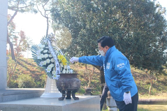 유두석 전남 장성군수가 1일 장성군선거관리위원회에 장성군수선거 예비후보 등록을 마치고 민주당 후보 경선에 본격적으로 뛰어들었다.사진=유두석 예비후보 선거사무소 제공