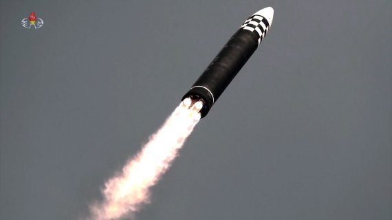 북한 조선중앙TV가 공개한 북한의 지난 3월24일 대륙간탄도미사일(ICBM) 시험 발사 모습. (사진=조선중앙TV 캡처) 2022.03.25.사진=뉴시스