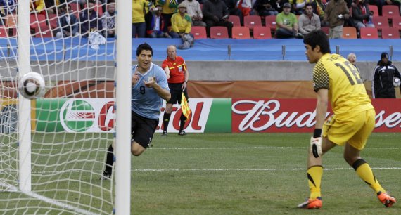 [포트 엘리자베스=AP/뉴시스] 우루과이의 루이스 수아레스(왼쪽)가 지난 2010년 6월 26일 남아프리카공화국 포트 엘리자베스의 넬슨 만델라 스타디움에서 열린 한국과 2010 FIFA 남아공 월드컵 16강전에서 선제골을 넣고 있다. 2022.04.02.