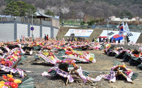 [대구=뉴시스] 이무열 기자 = 29일 오후 대구 달성군 유가읍 쌍계리 박근혜 전 대통령 사저 주변에 수백 개의 축하 화환들이 강풍에 쓰러진 채 널브러져 있다. 2022.03.29. lmy@newsis.com