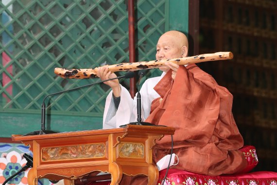 [서울=뉴시스] 김진아 기자 = 종정 성파 스님이 30일 서울 종로구 조계사에서 열린 대한불교조계종 제15대 종정 중봉 성파 대종사 추대법회에서 봉정 받은 법장을 들어보이고 있다. 2022.03.30. bluesoda@newsis.com