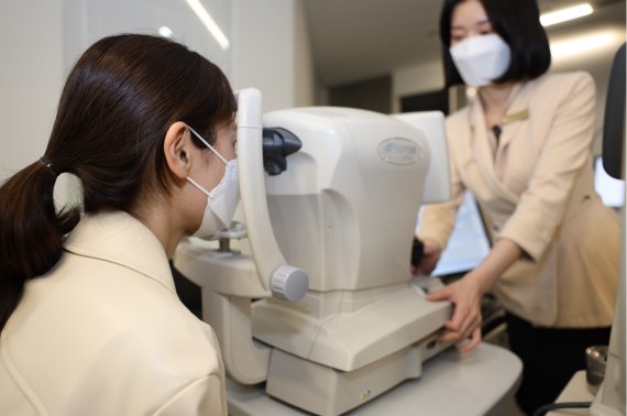 환자가 비접촉식 안압측정 장비로 안압을 측정하고 있다. 온누리스마일안과 제공