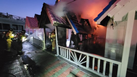 부산 기장군 일광면에 있는 방갈로형 음식점에서 불이나 119구조대가진화작업을 벌이고 있다(부산소방재난본부 제공) © 뉴스1