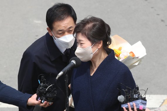 지난 24일 유영하 변호사가 대구 달성군 유가읍 쌍계리 사저 앞에 도착한 박근혜 전 대통령과 이야기 나누고 있다. © 뉴스1