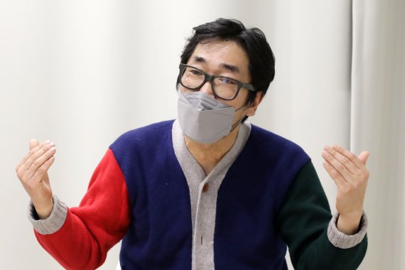 [서울=뉴시스] 박진희 기자 = 이종현(오른쪽) 한국대중음악공연산업협회 회장이 지난달 28일 서울 용산구 노들섬 라이브홀에서 뉴시스와 인터뷰 하고 있다. 2022.04.03. pak7130@newsis.com