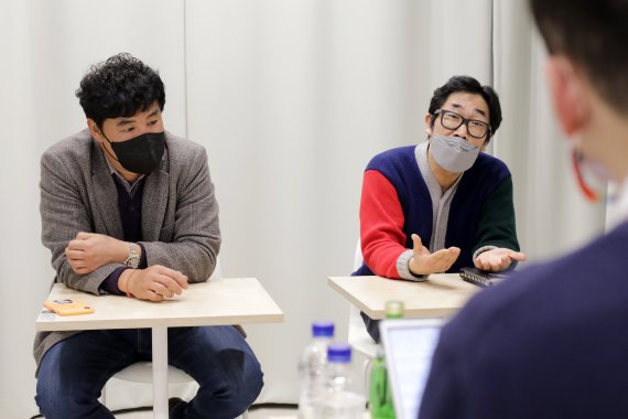 [서울=뉴시스] 박진희 기자 = 이종현(가운데) 한국대중음악공연산업협회 회장과 김형일(왼쪽) 라이브 네이션 코리아 대표가 지난달 28일 서울 용산구 노들섬 라이브홀에서 뉴시스와 인터뷰 하고 있다. 2022.04.03. pak7130@newsis.com