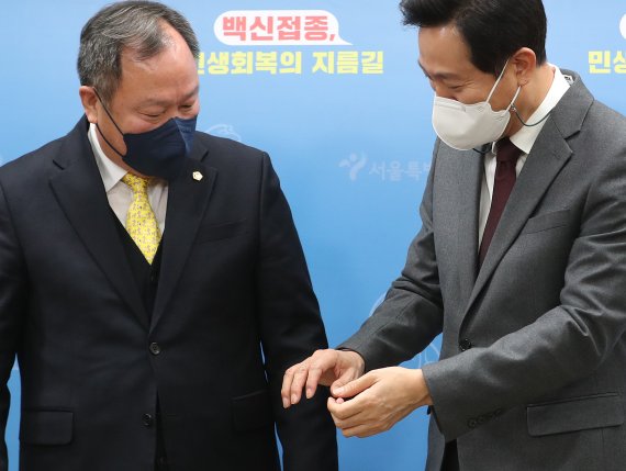 오세훈 서울시장과 김인호 서울시의회 의장이 서울 중구 서울시청 브리핑룸에서 열린 '서울시 민생지킴 종합대책 발표'를 마치고 기념사진 촬영을 하기위해 자리를 잡고 있다. 2022.1.12/뉴스1 © News1 이성철 기자