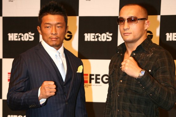 【서울=뉴시스】 1일 오후 서울 신라호텔에서 진행된 K-1 히어로즈 코리아 2007(HERO'S KOREA 2007)대회 기자회견에서 이번 대회에 출전할 추성훈과 데니스강이 포즈를 취하고 있다.