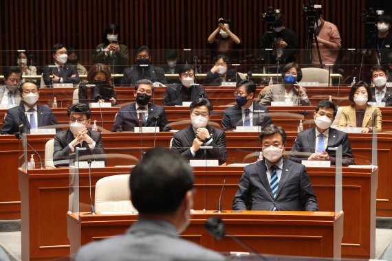 박홍근 더불어민주당 원내대표가 3월 31일 오후 국회에서 열린 정책의원총회에서 인사말을 하고 있다. 뉴스1.