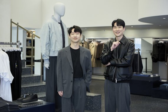 무신사 PB본부 박준석 MD팀장(왼쪽)과 김지용 맨즈디자인팀 디자이너
