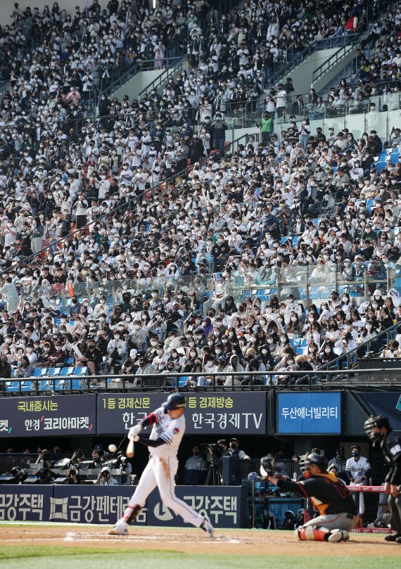 [서울=뉴시스] 홍효식 기자 = 3일 오후 서울 송파구 잠실야구장에서 열린 2022 KBO리그 두산 베어스와 한화 이글스의 경기를 찾은 야구팬들이 열띤 응원을 하고 있다.<div id='ad_body3' class='mbad_bottom' ></div> 2022.04.03. yesphoto@newsis.com