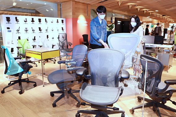 서울 소공동 롯데백화점 본점 허먼밀러 팝업스토어에서 고객들이 프리미엄 기능성 의자를 둘러보고 있다. 뉴시스
