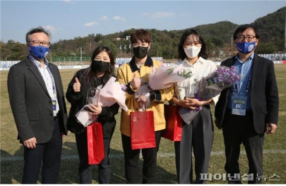 왼쪽부터 배장환 건전화추진실장, 이정은 트레이너, 곽미진-이새움 선수, 이맹규 경륜경정건전화본부장. 사진제공=국민체육진흥공단