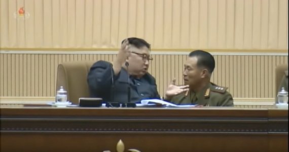 【서울=뉴시스】김정은 국무위원장이 지난 3월25~26일 평양에서 열린 제5차 중대장·중대정치지도원대회에서 박정천 북한군 포병국장(신임 총참모장)을 불러 지시하는 모습. 2019.09.07. (사진=조선중앙TV 캡쳐) photo@newsis.com