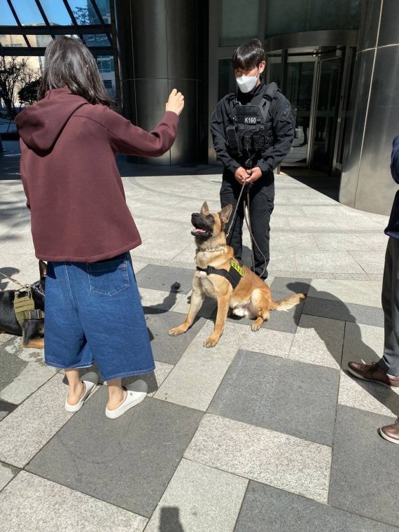 청치마에 후드티 안경 쓴 김건희 여사 개 끌어안고...공개 활동 임박?