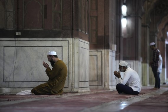 [뉴델리=AP/뉴시스] 3일(현지시간) 인도 뉴델리 자마 마스지드에서 무슬림들이 라마단 첫 날을 맞아 기도를 하고 있다. 2022.04.04.